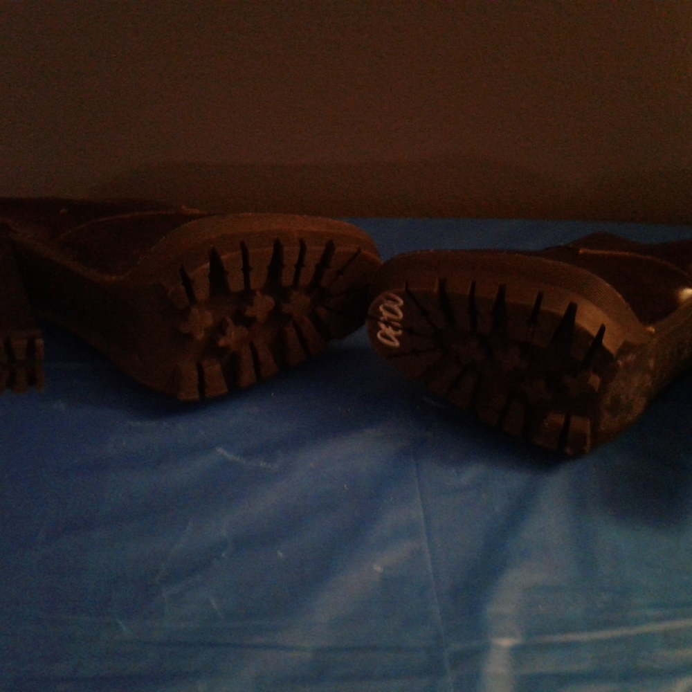 Shoes - Picture 4 of 8